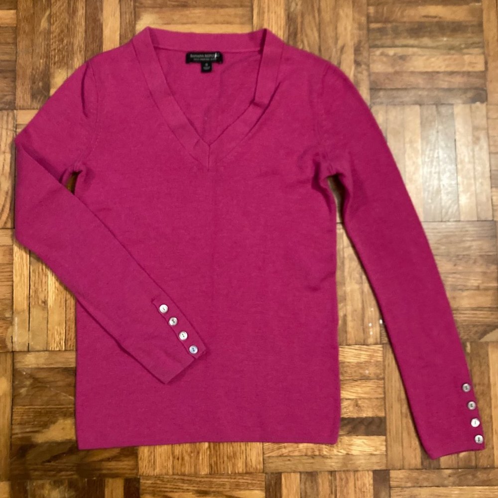 Banana Republic 100% Merino Wool V-Neck Sweater in Pink, Size Small